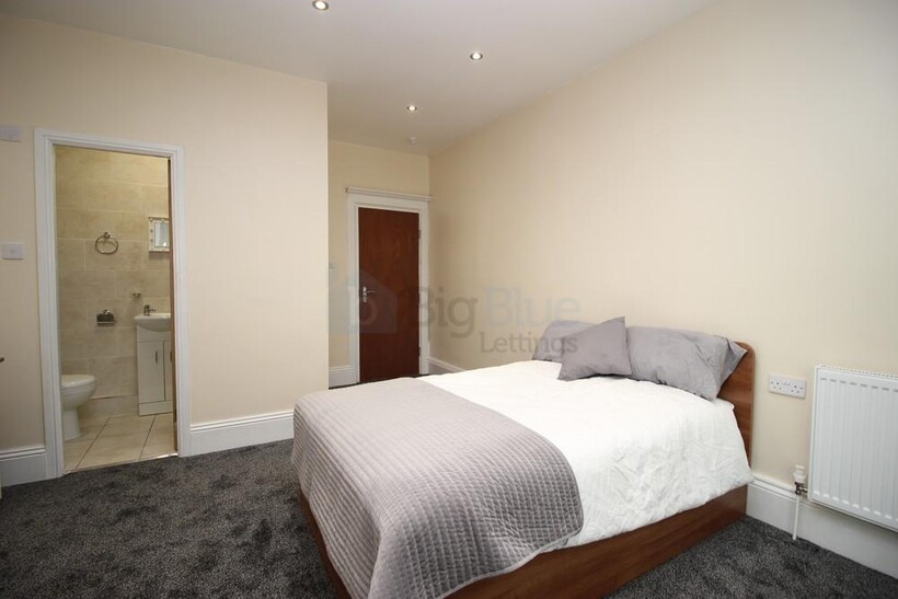 6 St Michaels Villas, Headingley... 9 bed semi-detached villa to rent - £4,875 pcm (£1,125 pw)