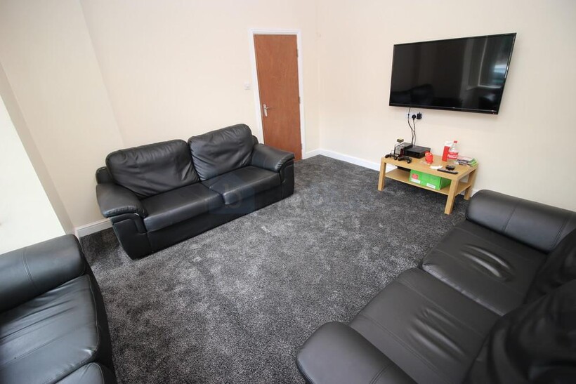 6 St Michaels Villas, Headingley... 9 bed semi-detached villa to rent - £4,875 pcm (£1,125 pw)