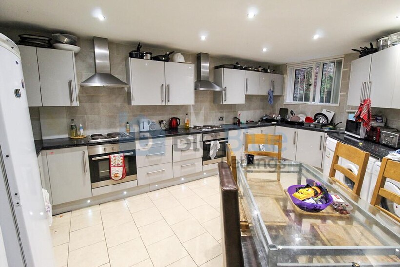 9 Regent Park Terrace, Hyde Park... 9 bed property to rent - £5,070 pcm (£1,170 pw)