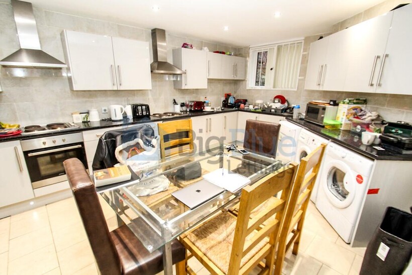 9 Regent Park Terrace, Hyde Park... 9 bed property to rent - £5,070 pcm (£1,170 pw)