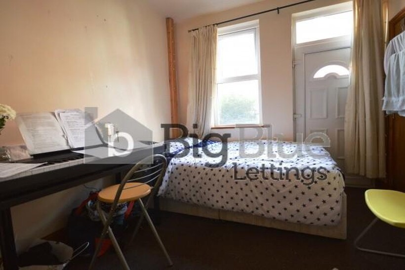 27 Manor Terrace, Hyde Park, Leeds LS6 8 bed property to rent - £4,333 pcm (£1,000 pw)