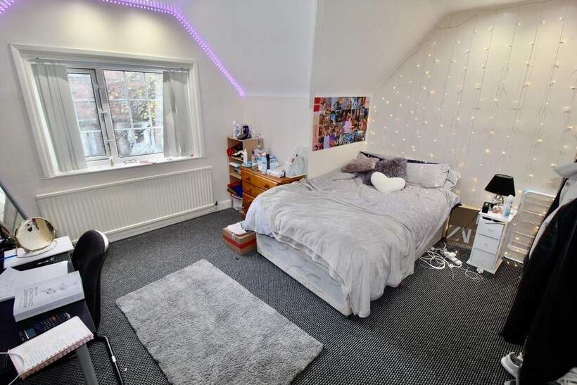 3 St Michaels Villas, Headingley... 8 bed semi-detached villa to rent - £4,160 pcm (£960 pw)