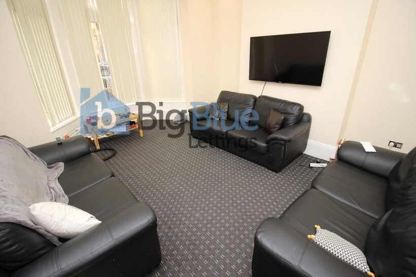 236 Kirkstall Lane, Headingley, Leeds... 10 bed terraced house to rent - £4,767 pcm (£1,100 pw)