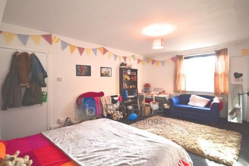 7 Moorland Road, Hyde Park, Leeds LS6 10 bed terraced house to rent - £5,633 pcm (£1,300 pw)