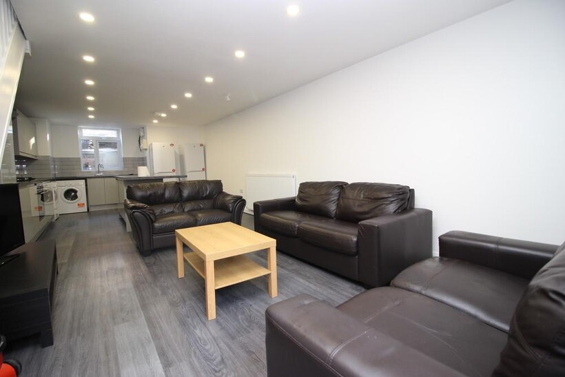 14 Chestnut Avenue, Hyde Park, Leed LS6 6 bed terraced house to rent - £4,082 pcm (£942 pw)