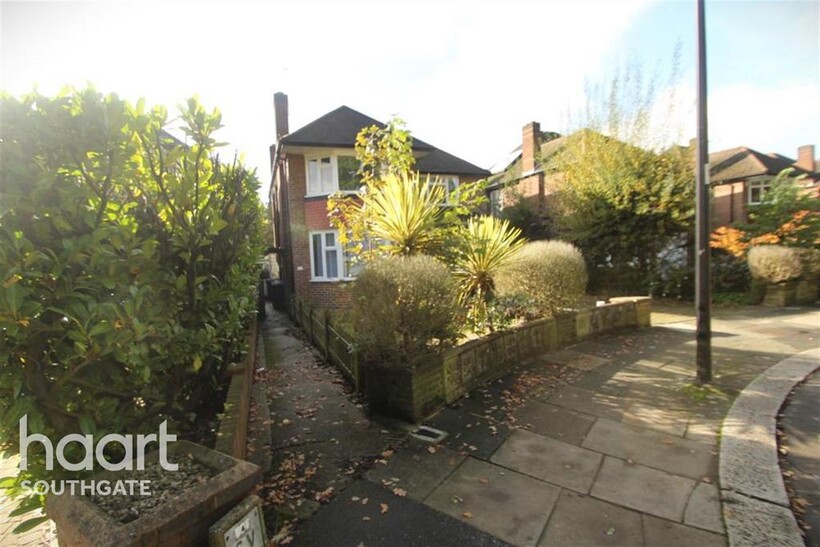 Chase Side, N14 2 bed flat to rent - £1,850 pcm (£427 pw)