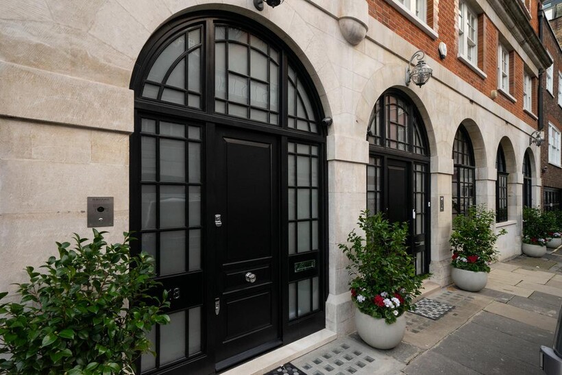 Rex Place, London, W1K 2 4 bed townhouse to rent - £26,000 pcm (£6,000 pw)