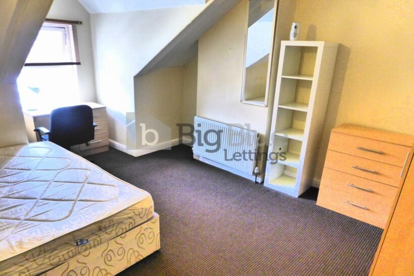 17 Hessle View, Hyde Park, Leeds LS6 5 bed terraced house to rent - £2,470 pcm (£570 pw)