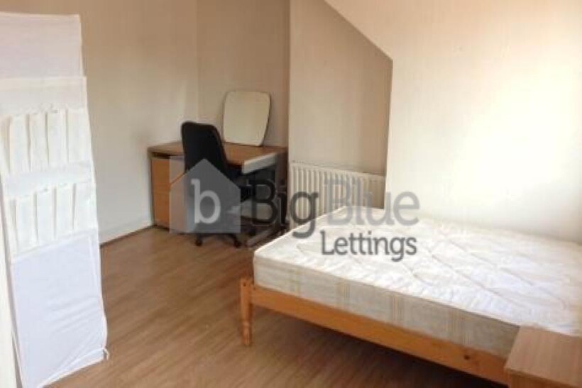 55 Harold Place, Hyde Park, Leeds LS6 2 bed terraced house to rent - £1,127 pcm (£260 pw)