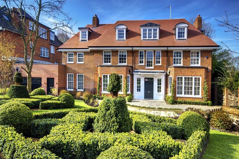 Bracknell Gardens, Hampstead, London... 8 bed detached house to rent - £62,833 pcm (£14,500 pw)