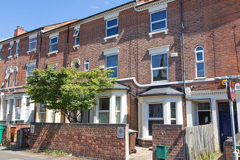 94 Portland Road, Nottingham, NG7 4GP 5 bed house to rent - £3,033 pcm (£700 pw)