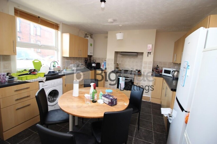 87 Royal Park Avenue, Hyde Park... 5 bed terraced house to rent - £2,492 pcm (£575 pw)