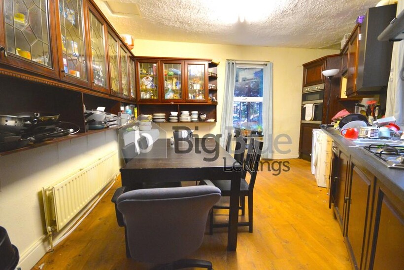 3 Hyde Park Terrace, Hyde Park, Leeds... 8 bed property to rent - £4,680 pcm (£1,080 pw)