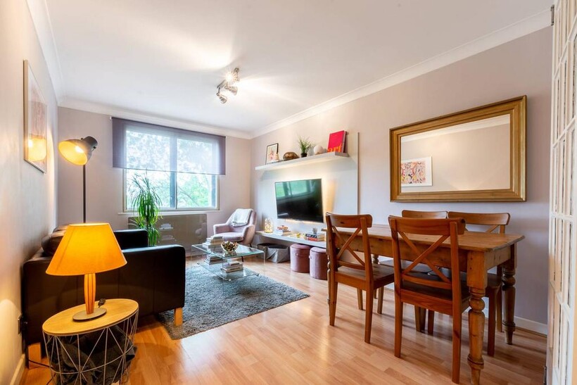 Upper Richmond Road, Putney, London... 2 bed flat to rent - £3,350 pcm (£773 pw)