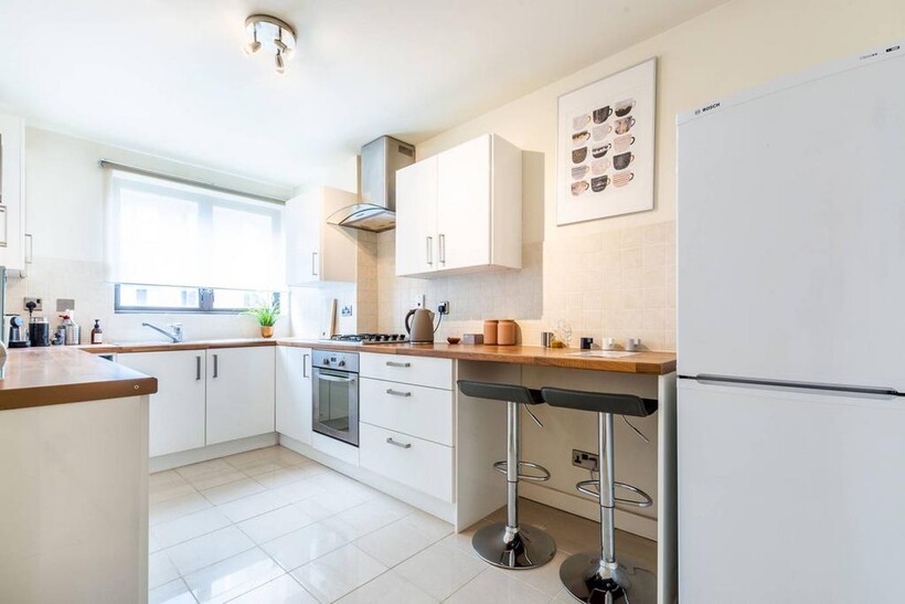 Upper Richmond Road, Putney, London... 2 bed flat to rent - £3,250 pcm (£750 pw)