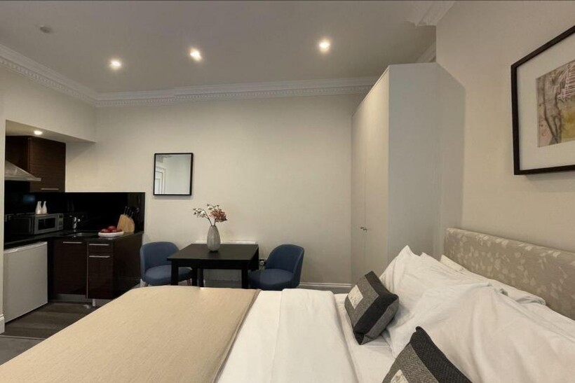 Mayfair, London. W1J. 1 bed apartment to rent - £6,692 pcm (£1,544 pw)