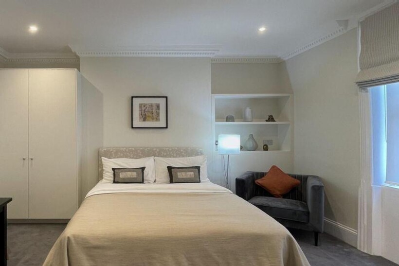 Mayfair, London. W1J. 1 bed apartment to rent - £6,692 pcm (£1,544 pw)