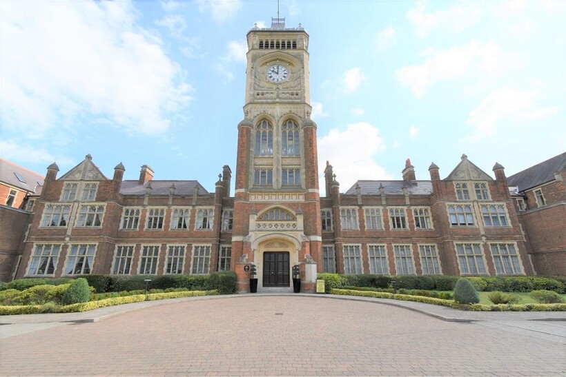 J F K House, Royal Connaught Drive... 3 bed flat to rent - £3,000 pcm (£692 pw)