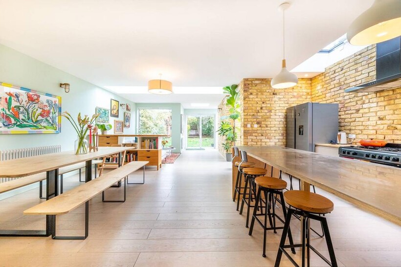 Gladding Road, E12, Manor Park... 3 bed house to rent - £4,500 pcm (£1,038 pw)