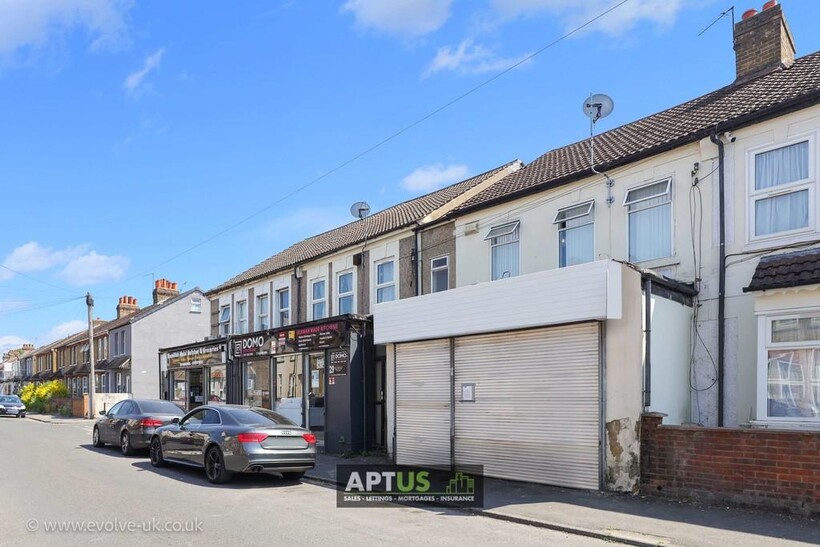 Diamond Road, Slough SL1 House to rent - £1,250 pcm (£288 pw)