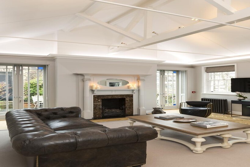 North Audley Street, London W1K 4 bed flat to rent - £36,703 pcm (£8,470 pw)