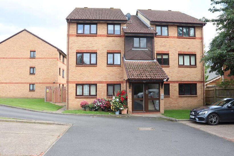 Escott Place, Ottershaw KT16 2 bed flat to rent - £1,400 pcm (£323 pw)