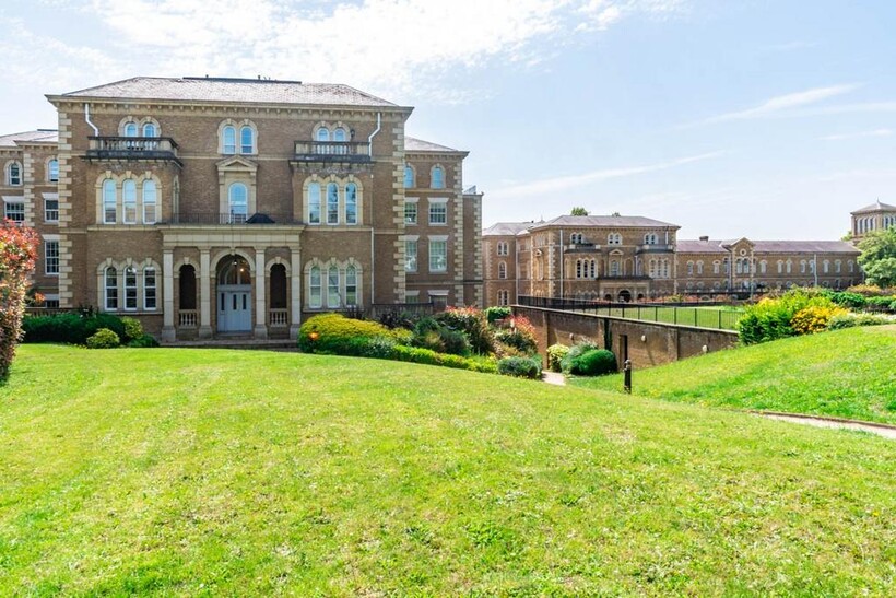 Royal Drive, London N11 2 bed apartment to rent - £2,102 pcm (£485 pw)