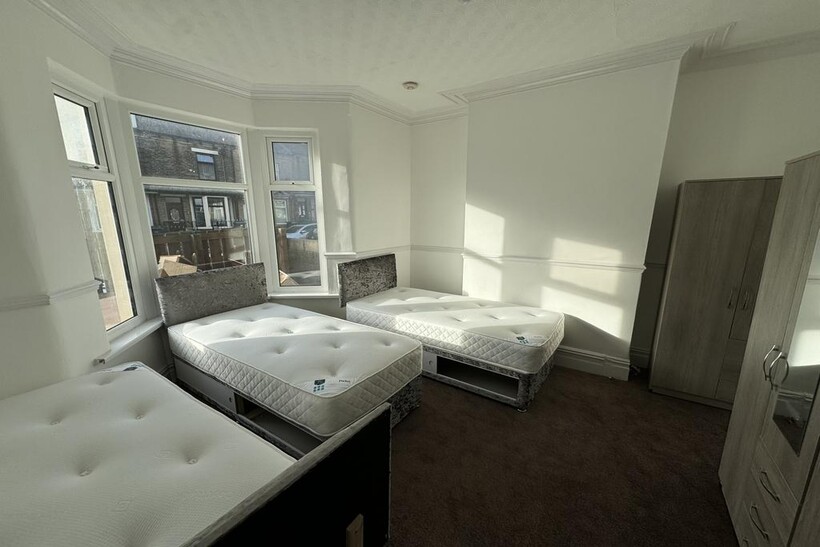 Thornbury Drive, Bradford, West... 1 bed flat to rent - £585 pcm (£135 pw)