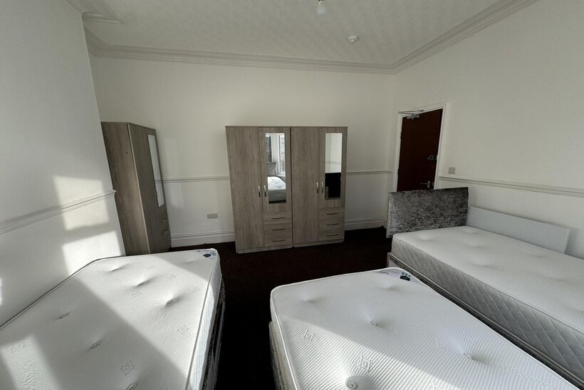 Thornbury Drive, Bradford, West... 1 bed flat to rent - £585 pcm (£135 pw)