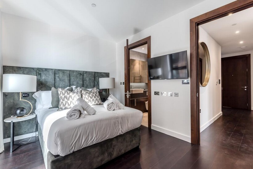 Charles Clowes Walk, London SW11 2 bed flat to rent - £4,073 pcm (£940 pw)