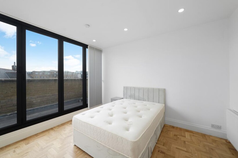Granby Street, London E2 3 bed terraced house to rent - £3,495 pcm (£807 pw)