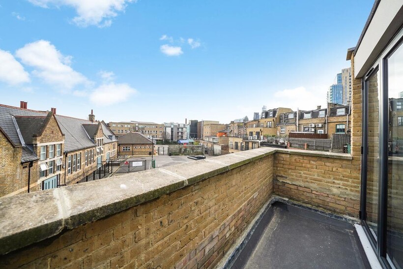 Granby Street, London E2 3 bed terraced house to rent - £3,495 pcm (£807 pw)