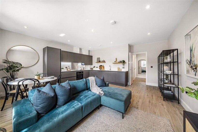 Station Avenue, Walton on Thames 2 bed apartment to rent - £2,000 pcm (£462 pw)