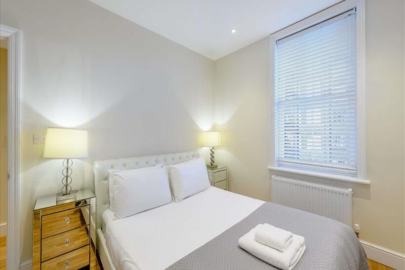 Hamlet Gardens, London W6 1 bed flat to rent - £2,556 pcm (£590 pw)