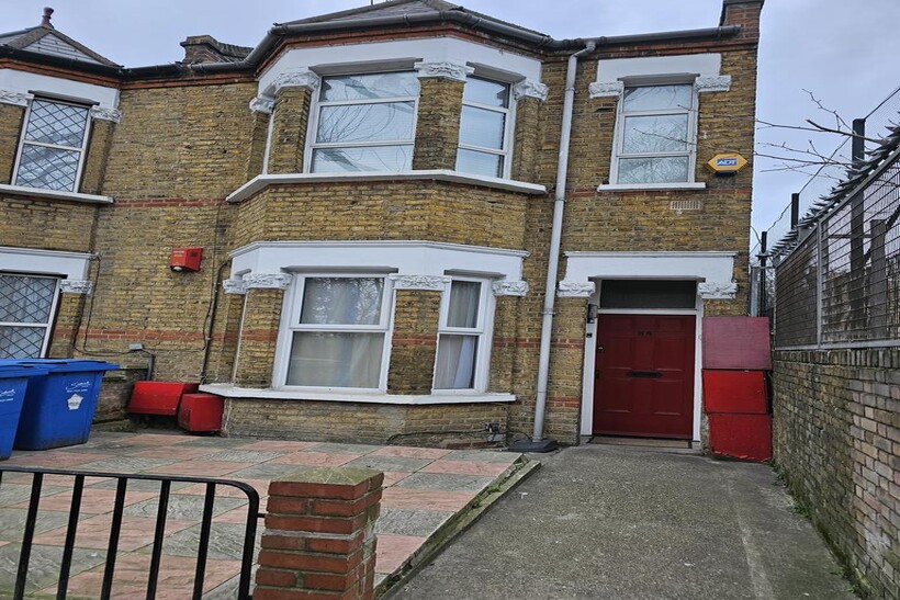 Albany Road, London SE5 2 bed terraced house to rent - £1,950 pcm (£450 pw)