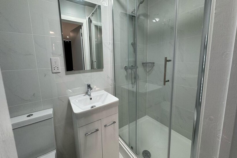 Blumfield Crescent,  Slough, SL1 House share to rent - £1,000 pcm (£231 pw)
