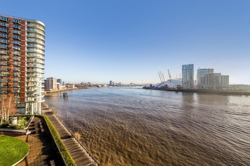 1 Fairmont Avenue, Isle Of Dogs... 2 bed apartment to rent - £2,700 pcm (£623 pw)