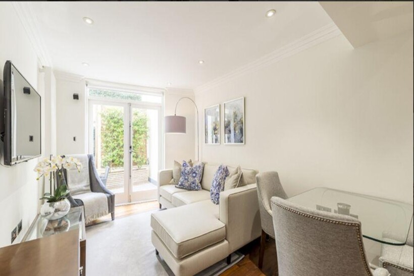 Kensington Gardens Square, London. W2 1 bed apartment to rent - £3,142 pcm (£725 pw)