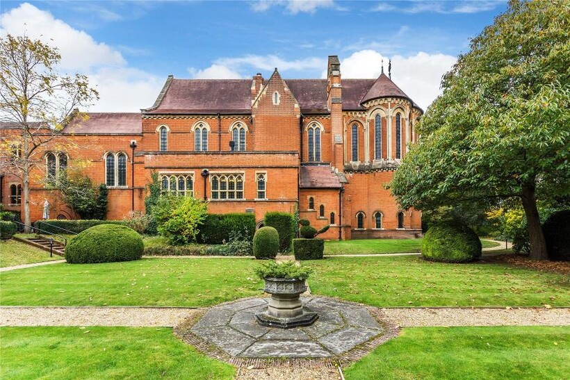 Woking GU22 5 bed townhouse to rent - £4,000 pcm (£923 pw)