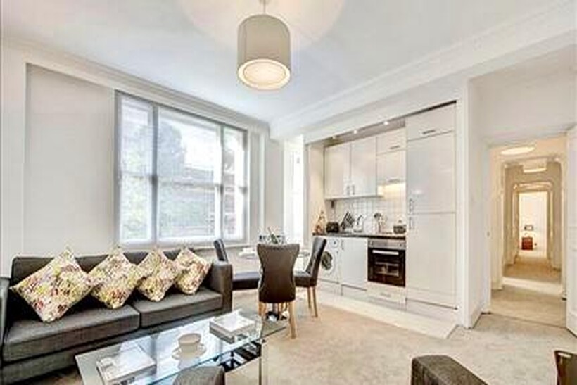 Mayfair, London. W1J 2 bed apartment to rent - £5,417 pcm (£1,250 pw)