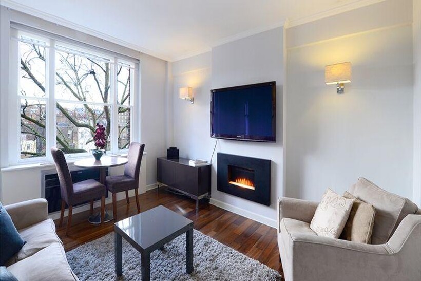 Mayfair, London. W1J 2 bed apartment to rent - £4,767 pcm (£1,100 pw)