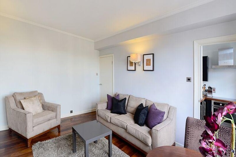 Mayfair, London. W1J 2 bed apartment to rent - £4,767 pcm (£1,100 pw)