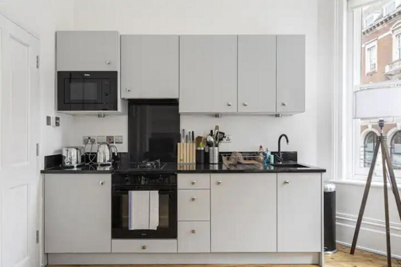 Kensington Church Street, London, W8 1 bed apartment to rent - £5,633 pcm (£1,300 pw)