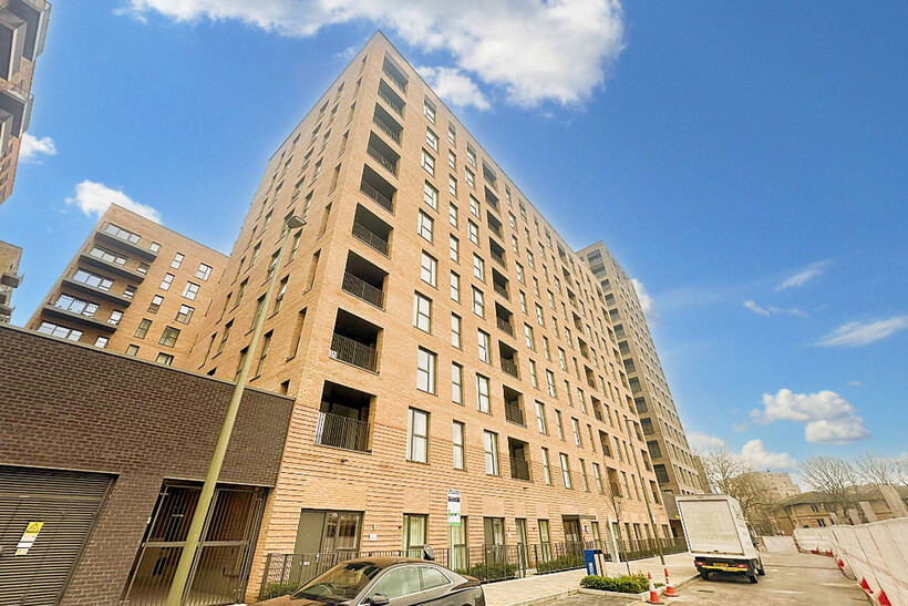Lismore Boulevard, London NW9 2 bed apartment to rent - £2,600 pcm (£600 pw)