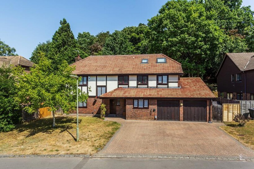 Rosewood, Woking GU22 6 bed detached house to rent - £4,500 pcm (£1,038 pw)