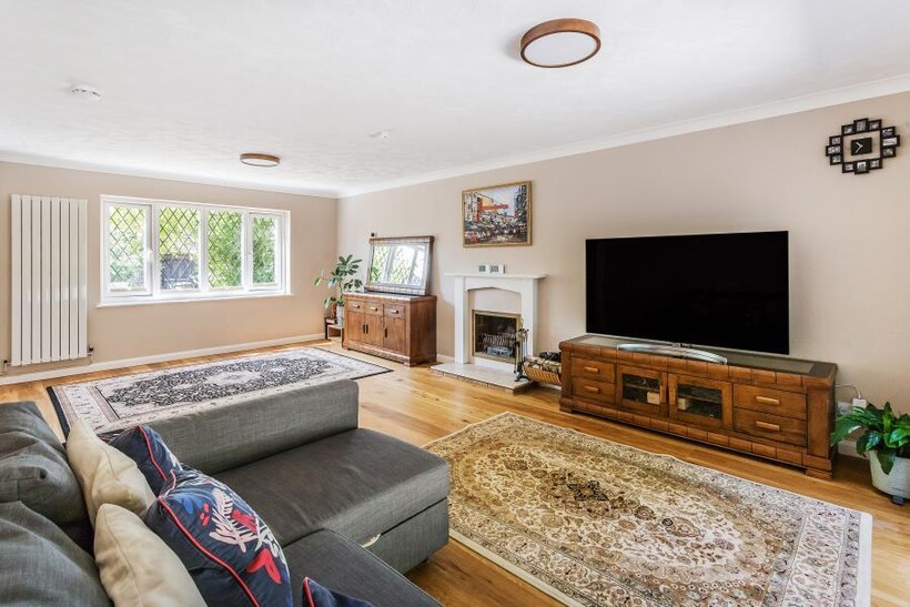 Rosewood, Woking GU22 6 bed detached house to rent - £4,500 pcm (£1,038 pw)