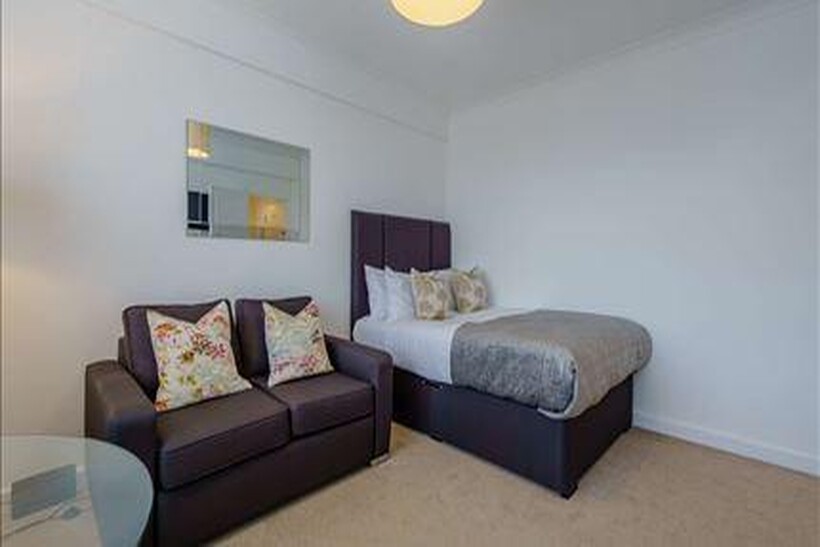 39 HILL STREET, London W1J 1 bed flat to rent - £2,600 pcm (£600 pw)