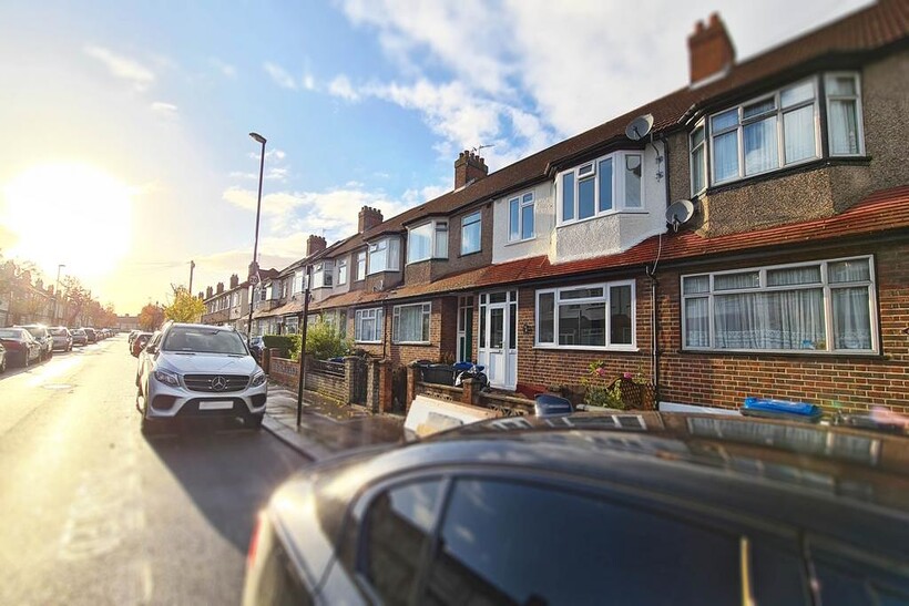 Kynaston Avenue, Thornton Heath CR7 3 bed terraced house to rent - £1,800 pcm (£415 pw)