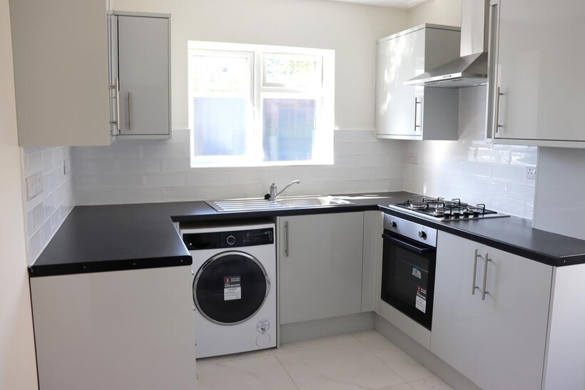 High Street, Bagshot GU19 2 bed maisonette to rent - £1,375 pcm (£317 pw)