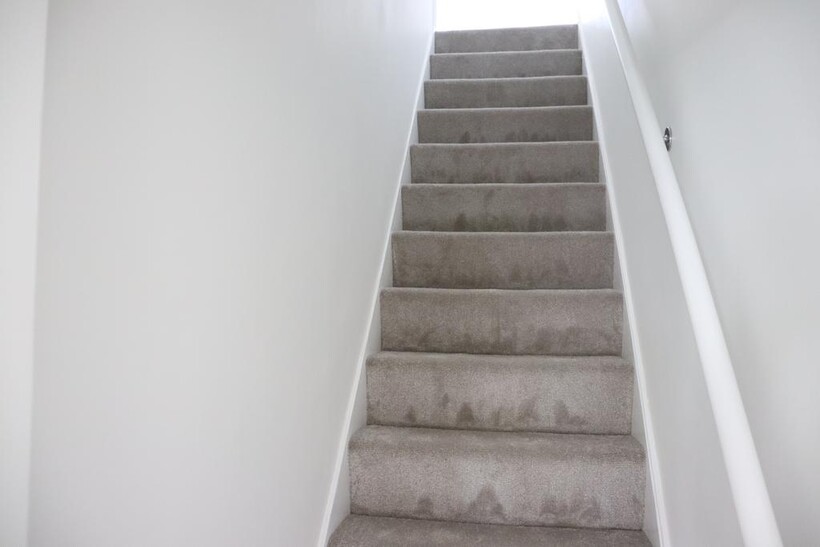 High Street, Bagshot GU19 2 bed maisonette to rent - £1,375 pcm (£317 pw)